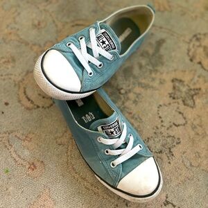 Converse sneaks - woman’s size 8 - green